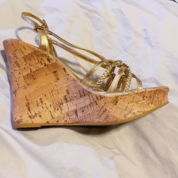 🔥 Mix & Match 2/$40 🔥 Chinese Laundry Gold Sahara Wedges - Picture 5 of 7